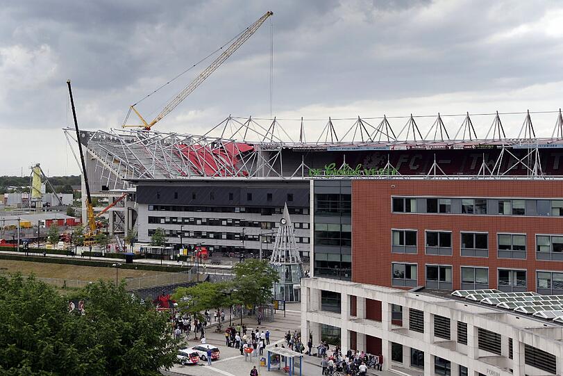 Großansicht: Das Stadion De Grolsch Veste von Enschede.