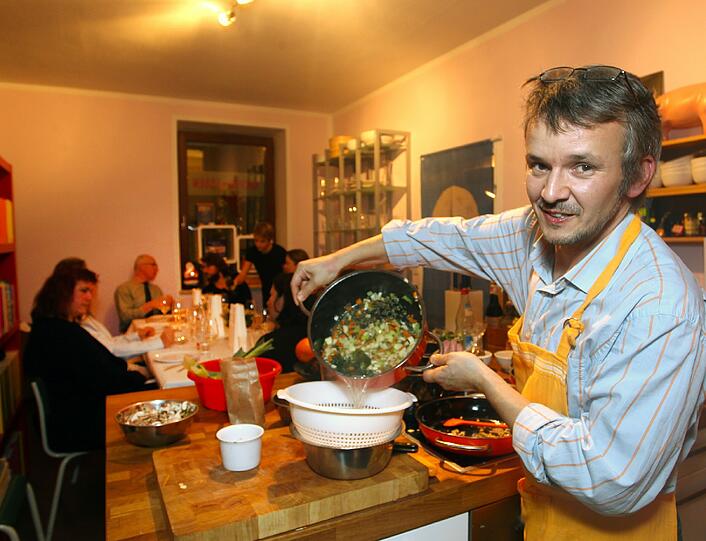 &bdquo;Hier bin ich nah an den Leuten und erfahre, was sie gern essen und kochen&ldquo;: Sebastian Dickhaut kocht für seine kleine Freitagsgesellschaft. Es gibt etwa Saibling mit provencalischem Linsengemüse