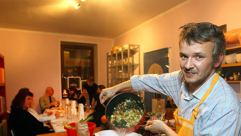 „Hier bin ich nah an den Leuten und erfahre, was sie gern essen und kochen“: Sebastian Dickhaut kocht für seine kleine Freitagsgesellschaft. Es gibt etwa Saibling mit provencalischem Linsengemüse „Hier bin ich nah an den Leuten und erfahre, was sie gern essen und kochen“: Sebastian Dickhaut kocht für seine kleine Freitagsgesellschaft. Es gibt etwa Saibling mit provencalischem Linsengemüse