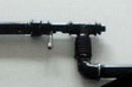 Detail-Aufnahmen: Aus Rohren hat der Mann das Gewehr zusammengeschraubt.