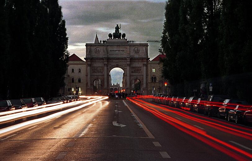 Mystisches Licht über München: Das Siegestor zum Zeitpunkt der Sonnenfinsternis 1999.