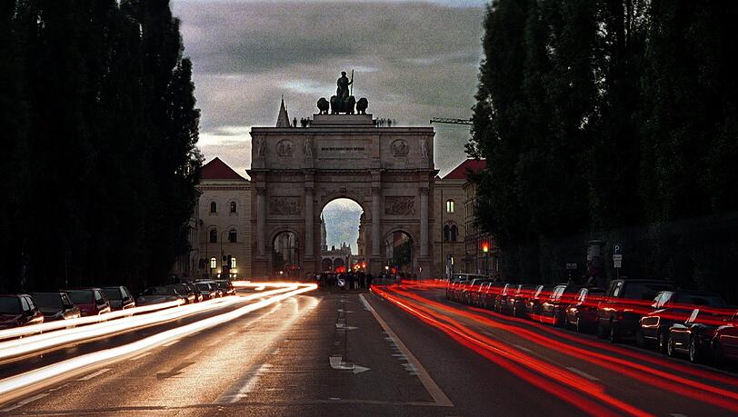 Mystisches Licht über München: Das Siegestor zum Zeitpunkt der Sonnenfinsternis 1999. Mystisches Licht über München: Das Siegestor zum Zeitpunkt der Sonnenfinsternis 1999.