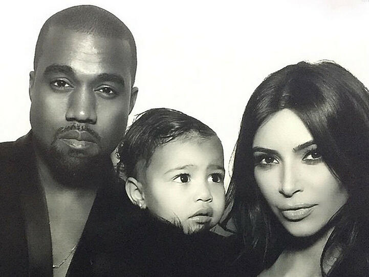 Papa Kanye West (37) darf auch mal mit aufs Foto...