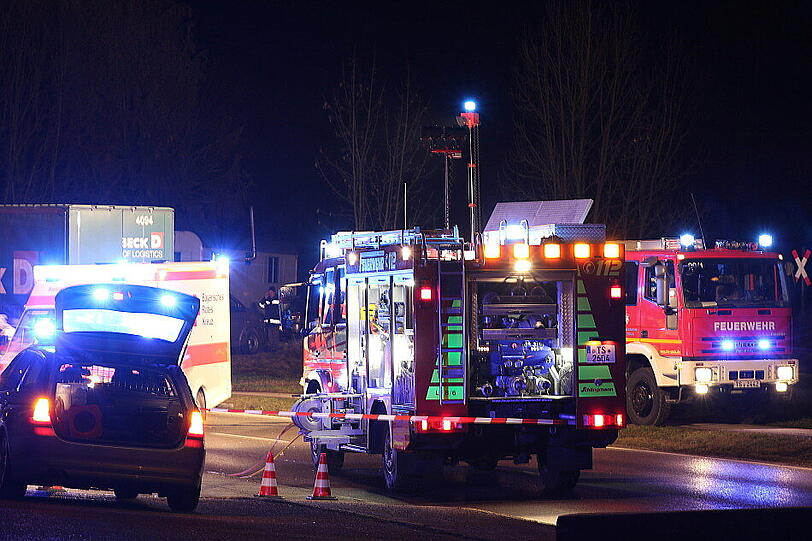 Bei Traunreut hat sich am Freitag ein schwerer Verkehrsunfall ereignet. Die Bilder.
