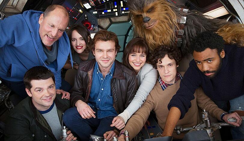 Woody Harrelson (links), Alden Ehrenreich (vierter von links), Emilia Clarke (Mitte) und der Rest der "Han Solo"-Crew sind nun ohne Regisseure.
