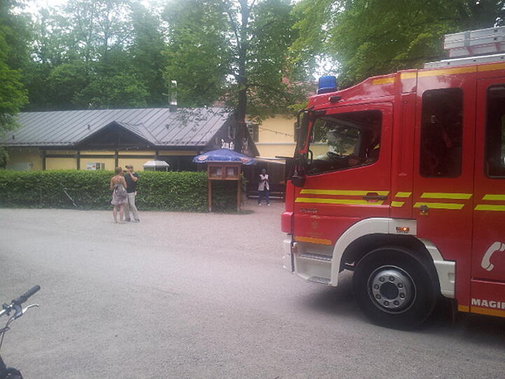 Die Feuerwehr rückte zu einem Großeinsatz am Flaucher-Biergarten an: Die Leitung des hauseigenen Gastanks leckte.