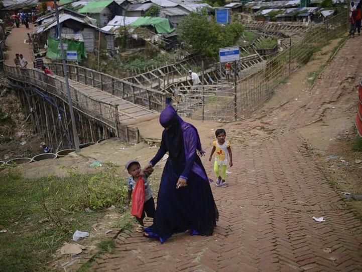 Eine Rohingya-Frau mit ihren Kindern im gigantischen Flüchtlingslager Cox's Bazar.
