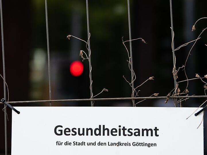 Eine Absperrung des Gesundheitsamts in Göttingen.