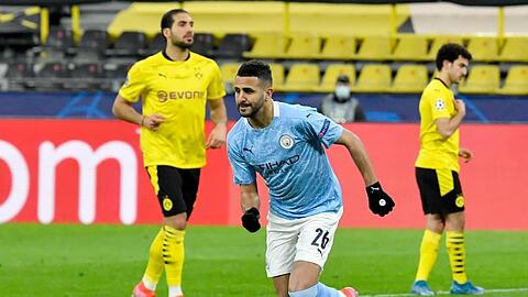 Riyad Mahrez (M) von Manchester jubelt nach seinem Treffer zum 1:1 per Elfmeter.