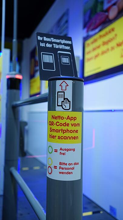 Vor dem Einlass muss man sein Handy hier scannen. Vor dem Einlass muss man sein Handy hier scannen.