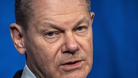 Bundeskanzler Olaf Scholz hat den Krieg in der Ukraine in den vergangenen Wochen auf Distanz gehalten - zumindest physisch.