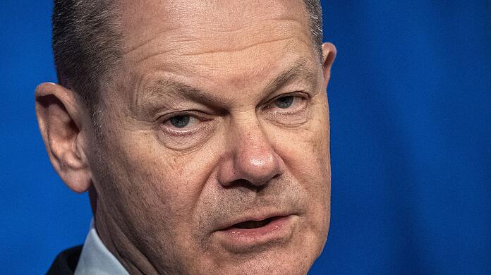 Bundeskanzler Olaf Scholz hat den Krieg in der Ukraine in den vergangenen Wochen auf Distanz gehalten - zumindest physisch.