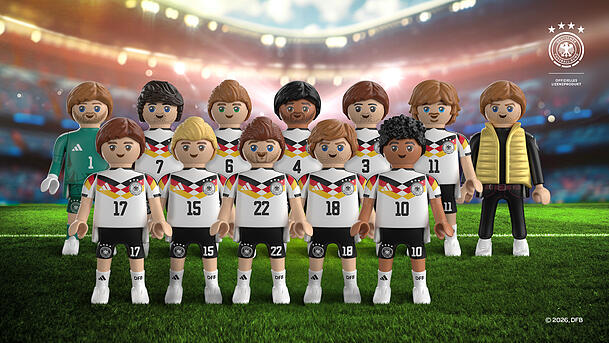 Die von Playmobil und dem Deutschen Fu&szlig;ball bund (DFB) herausgegebene Aufnahme zeigt die deutsche Fu&szlig;ball-Nationalmannschaft als Playmobil-Figuren. In der Spielwarenbranche gibt es den Trend zum Spielzeug f&uuml;r Erwachsene.