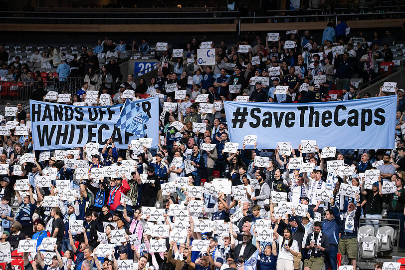 Fans der Vancouver Whitecaps protestieren beim Spiel gegen die Colorado Rapid.