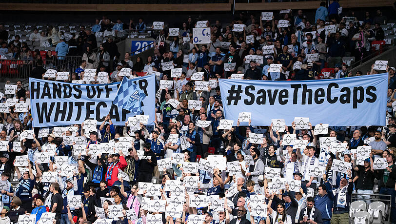 Fans der Vancouver Whitecaps protestieren beim Spiel gegen die Colorado Rapid.