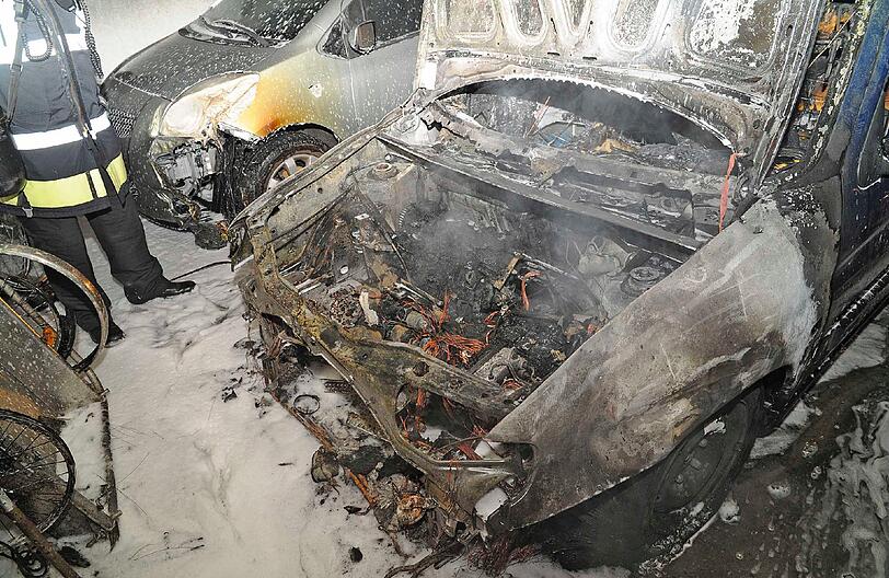 Das Auto in der Tiefgarage ist völlig ausgebrannt.