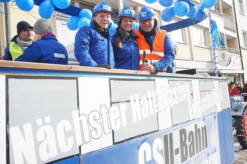 Auch politische Statements werden beim Faschingszug geliefert - beispielsweise die CSU-Trambahn nach Pasing.