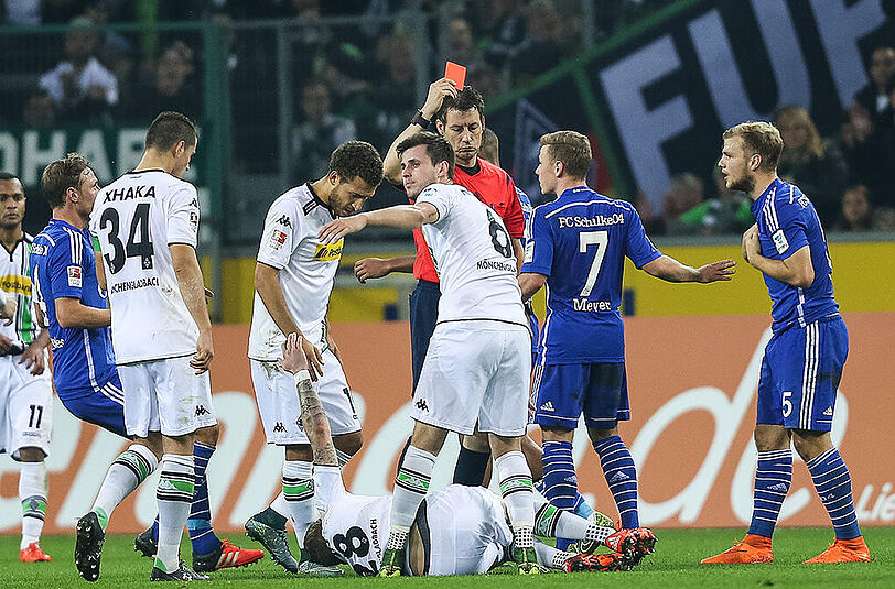 Beim Mönchengladbacher 3:1-Sieg gegen den FC Schalke 04 tritt Schalkes Johannes Geis Borussen-Stürmer André Hahn im Sprung hässlich unters Knie. Der 22-Jährige fliegt sofort vom Platz.