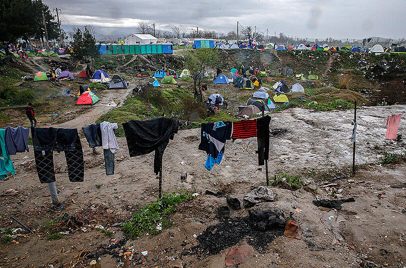 An der griechisch-mazedonischen Grenze herrscht Not und Elend. Schlamm und Dreck setzen den Tausenden Flüchtlingen, die festsitzen, zu.