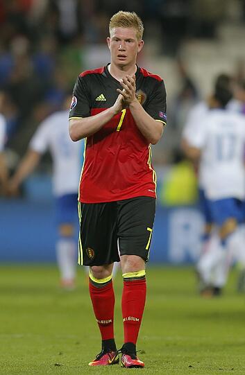 KEVIN DE BRUYNE: Im direkten Duell darf sich aber auch Kevin De Bruyne noch nicht zu sicher sein. Der zu Manchester City gewechselte einstige Wolfsburger führte seine Belgier am Samstag zwar zu einem starken 3:0 gegen Irland. Doch eine Niederlage gegen Schweden würde den EM-Trip des im Vorfeld als Titelkandidat gehandelten französischen Nachbarn wohl abrupt beenden. Damit müssten sich die EM-Fans nicht nur von De Bruyne, sondern auch von Romelu Lukaku, Eden Hazard und Marouane Fellaini verabschieden.