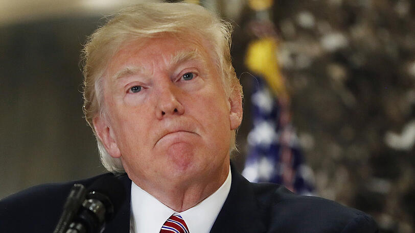 US-Präsident Trump schlägt derzeit besonders scharfe Kritik entgegen, weil er nach den Zusammenstößen in Charlottesville Rassisten und Gegendemonstranten auf eine Stufe gestellt hatte.