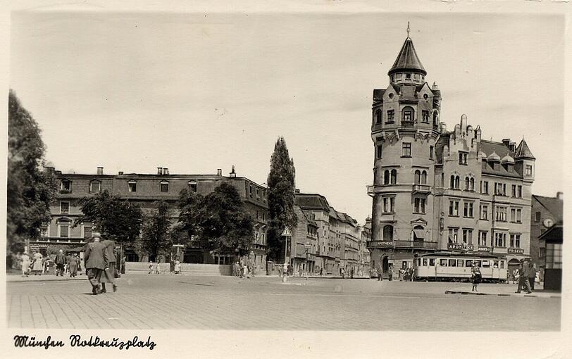 Winthirapotheke und Gaststätte Jagdschlössl um 1932. Auch diese Aufnahme wurde vom heutigen Kaufhof aus fotografiert. Links von dem Haus mit dem Turm führt die Leonrodstraße aus dem Bild.