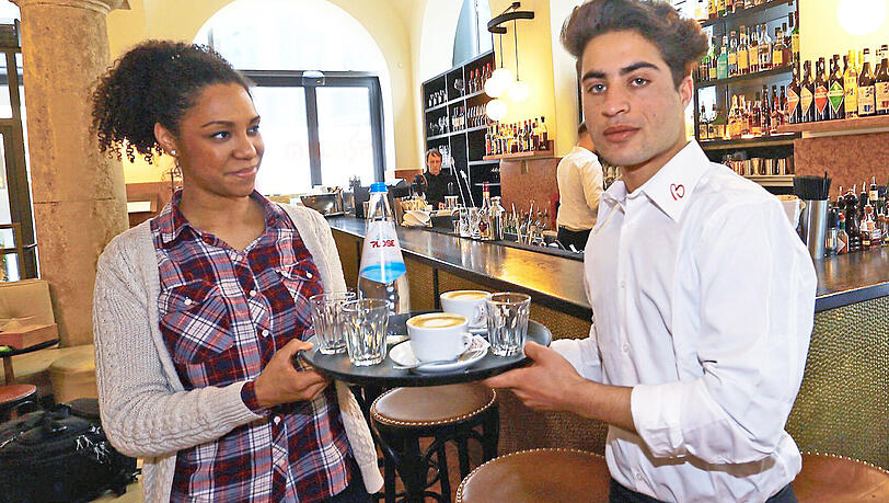 Sangar Sahar mit Pesonalchefin Tamara Bray im Restaurant Brenner. Sangar Sahar mit Pesonalchefin Tamara Bray im Restaurant Brenner.