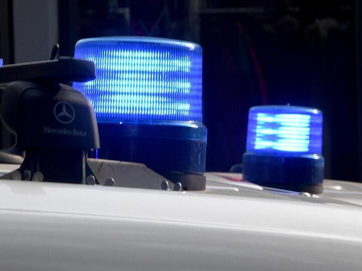 Blaulichter sind auf den Dächern von Polizeifahrzeugen zu sehen. Foto: Carsten Rehder/Archiv