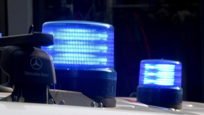 Blaulichter sind auf den Dächern von Polizeifahrzeugen zu sehen. Foto: Carsten Rehder/Archiv Blaulichter sind auf den Dächern von Polizeifahrzeugen zu sehen. Foto: Carsten Rehder/Archiv