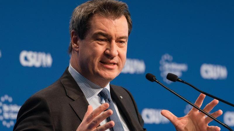 Der bayerische Ministerpräsident Markus Söder (CSU) steht an einem Rednerpult. Foto: Nicolas Armer/Archivibld
