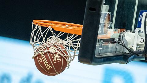 Ein Basketball landet im Korb.