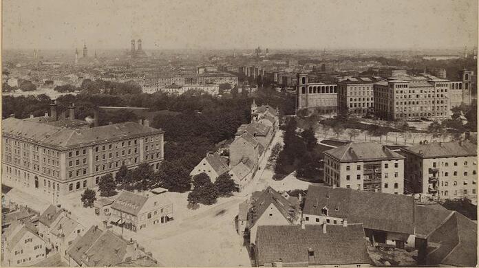 Blick von der Johanniskirche auf den Wiener Platz, 1894: Links der Hofbräukeller, mittig der Platz mit der Grütznerstraße.