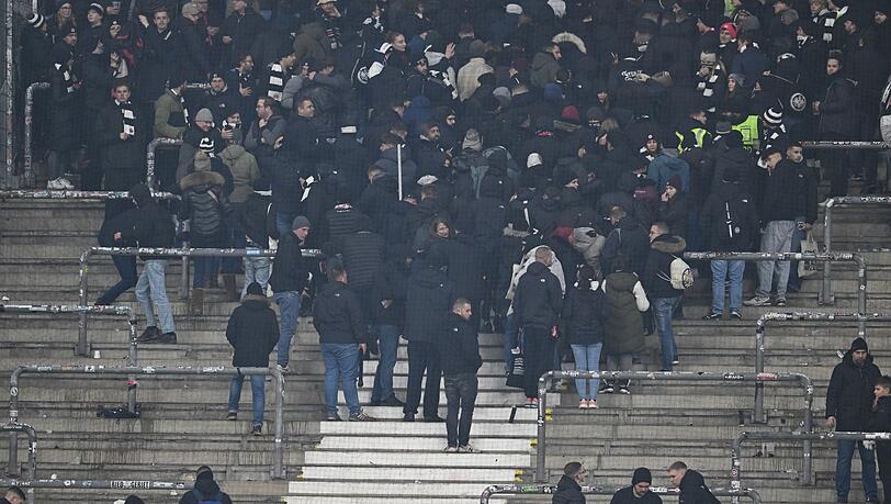 Beim Spiel Frankfurt gegen Stuttgart kam es zwischen der Polizei und Frankfurt-Fans zu Ausschreitungen.