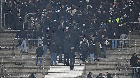 Beim Spiel Frankfurt gegen Stuttgart kam es zwischen der Polizei und Frankfurt-Fans zu Ausschreitungen.