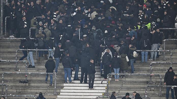 Beim Spiel Frankfurt gegen Stuttgart kam es zwischen der Polizei und Frankfurt-Fans zu Ausschreitungen.