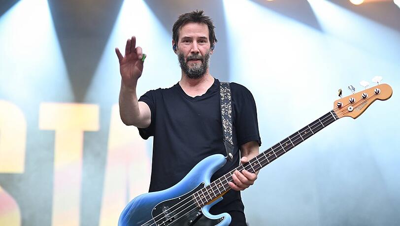 Kraftvolle Riffs und ein zaghafter Gruß: Hollywood-Größe Keanu Reeves während seines Dogstar-Konzerts in Zagreb.
