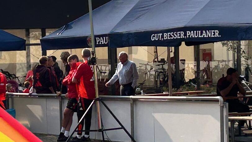 Schaut sich den FC Bayern im Stadion an: Ehrenpräsident Uli Hoeneß.