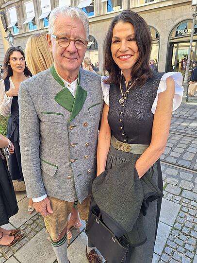 Auch Marcel Reif und Ehefrau Dr. Marion Kiechle waren vor dem Store anzutreffen.