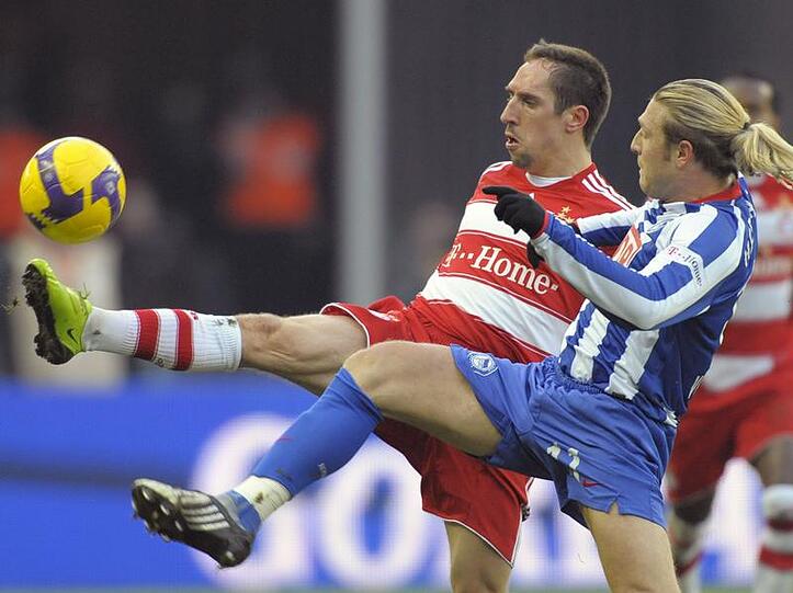 Berliner Ballett: Herthas Woronin (r.) attackiert Bayerns Mittelfeldspieler Franck Ribéry.