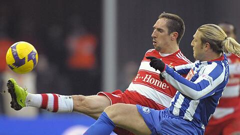 Berliner Ballett: Herthas Woronin (r.) attackiert Bayerns Mittelfeldspieler Franck Ribéry.