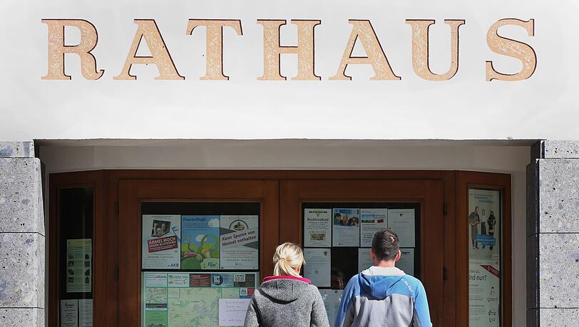 Wer als Gemeinderat bei Sitzungen stört, könnte künftig tief in die Tasche greifen müssen. (Symbolbild)