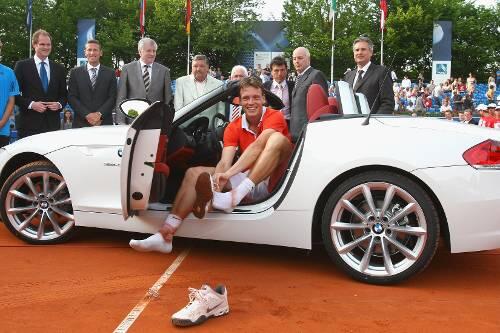 Da zieht's ihm die Schuhe aus: Tomas Berdych mit seinem neuen Auto, einem BMW Z4.
