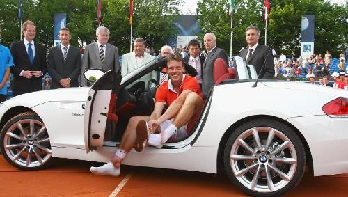 Da zieht's ihm die Schuhe aus: Tomas Berdych mit seinem neuen Auto, einem BMW Z4. Da zieht's ihm die Schuhe aus: Tomas Berdych mit seinem neuen Auto, einem BMW Z4.