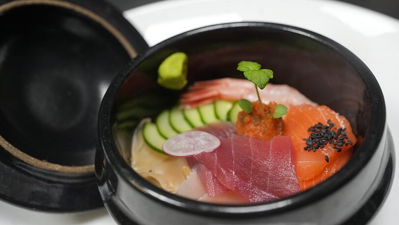 Erster Gang: Chirashi Sushi: eine Auswahl von Sashimi auf Sushi-Reis.