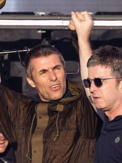 Liam (l.) und Noel Gallagher stellen bald ihre Doku "Don't Look Back In Anger" in London vor.