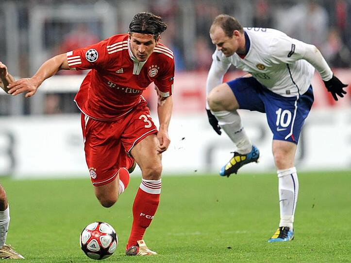 Viel zu selten konnte Mario Gomez letztes Jahr, so wie hier gegen Wayne Rooney, überzeugen beim FC Bayern.
