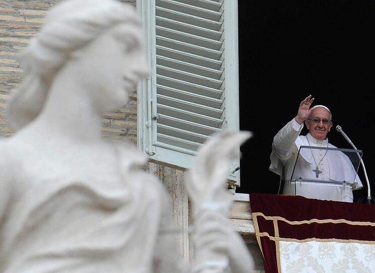 Papst Franziskus hält sein erstes Angelus-Gebet. Auf dem Petersplatz jubelt ihm die Menge zu. Die Bilder aus Rom.