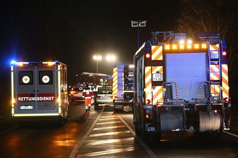 Horror-Crash auf der B-15: Die Bilder vom Unfallort.