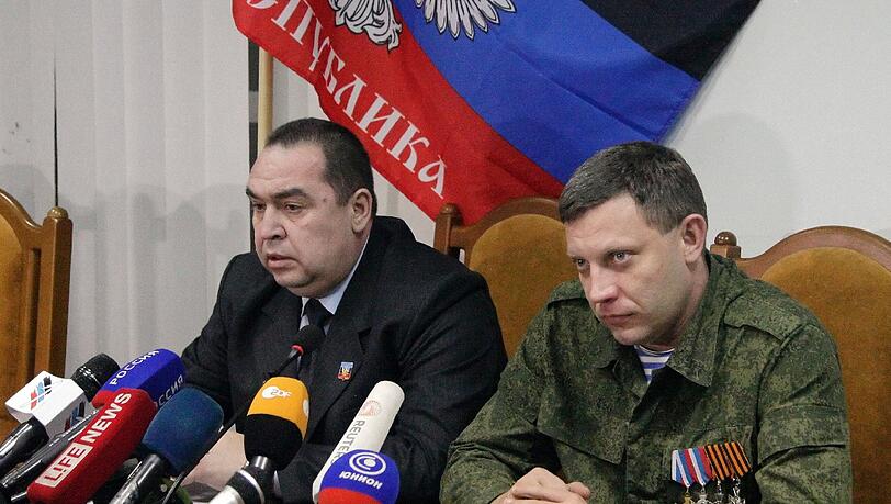 Die selbsternannten Separatistenführer Alexander Zakharchenko (r.) and Igor Plotnitsky (l) wollen das nächtlich erarbeitete Friedensdokument nicht unterzeichnen. Die selbsternannten Separatistenführer Alexander Zakharchenko (r.) and Igor Plotnitsky (l) wollen das nächtlich erarbeitete Friedensdokument nicht unterzeichnen.