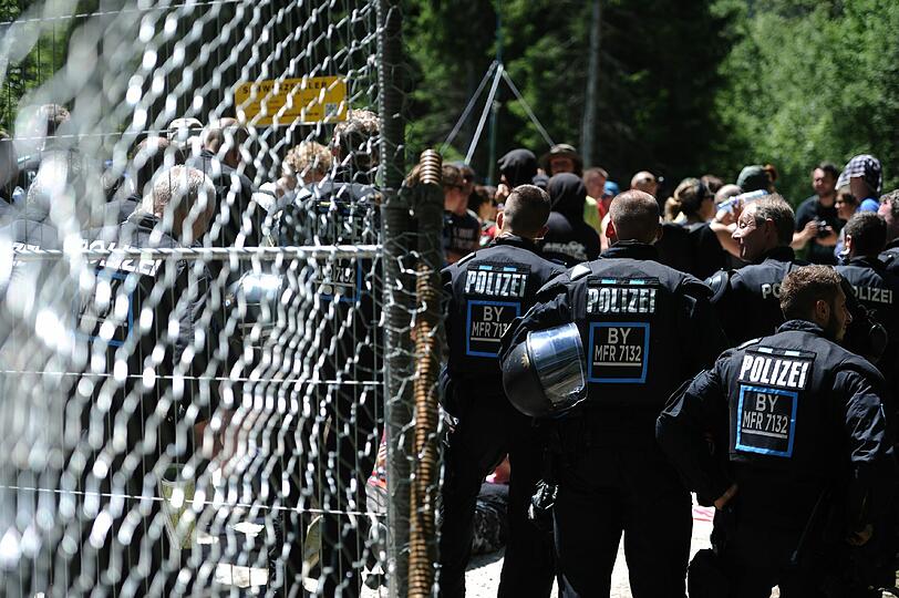 Friedlich, aber unübersichtlich: Durch Garmisch ziehen einige hundert Menschen, andere sind mit Fahrrädern gestartet, mehrere Demonstrationen gehen - wenngleich auf behördlich verkürzten Routen - sportlich ambitioniert und auf Bergwegen Richtung Schloss. Die besten Bilder vom G7-Protest zum Durchklicken.